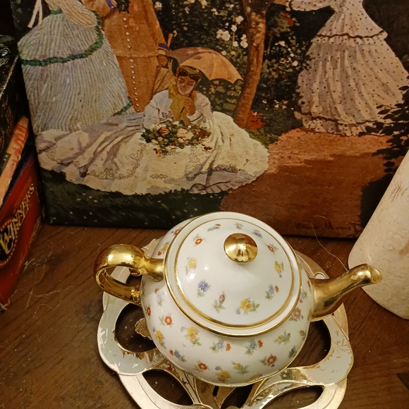 Kingwood🤴 China Made in U.S.A. 🍵 ☕️ 🇺🇸🫖 Hand Painted Gold Tea Pot. - Picture 3 of 4
